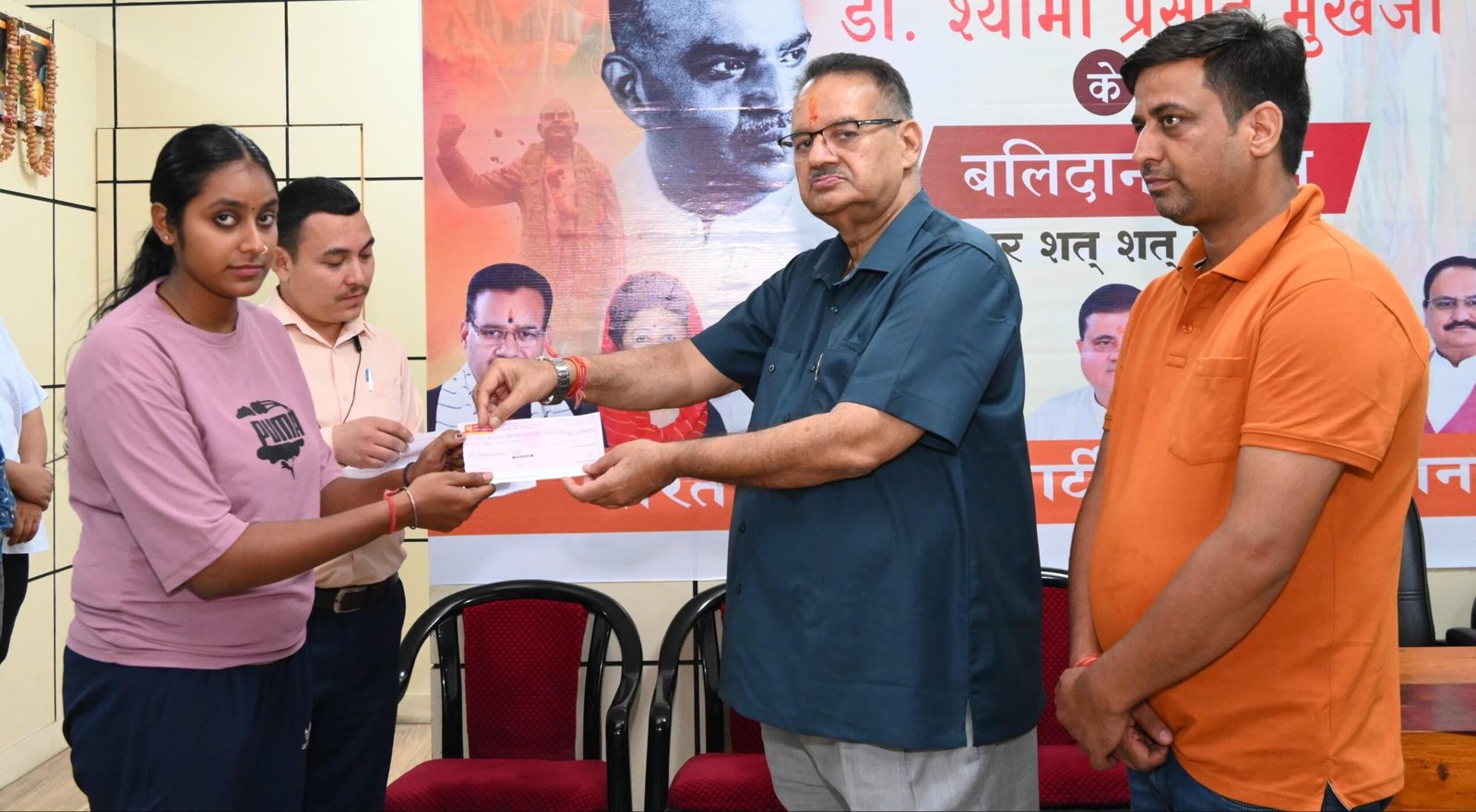 गणेश जोशी ने बीरपुर में प्रभावित 9 परिवारों को ₹5000 की तात्कालिक राहत राशि के चेक सौंपे, निजी मदद से तिरपाल भी वितरित किए।