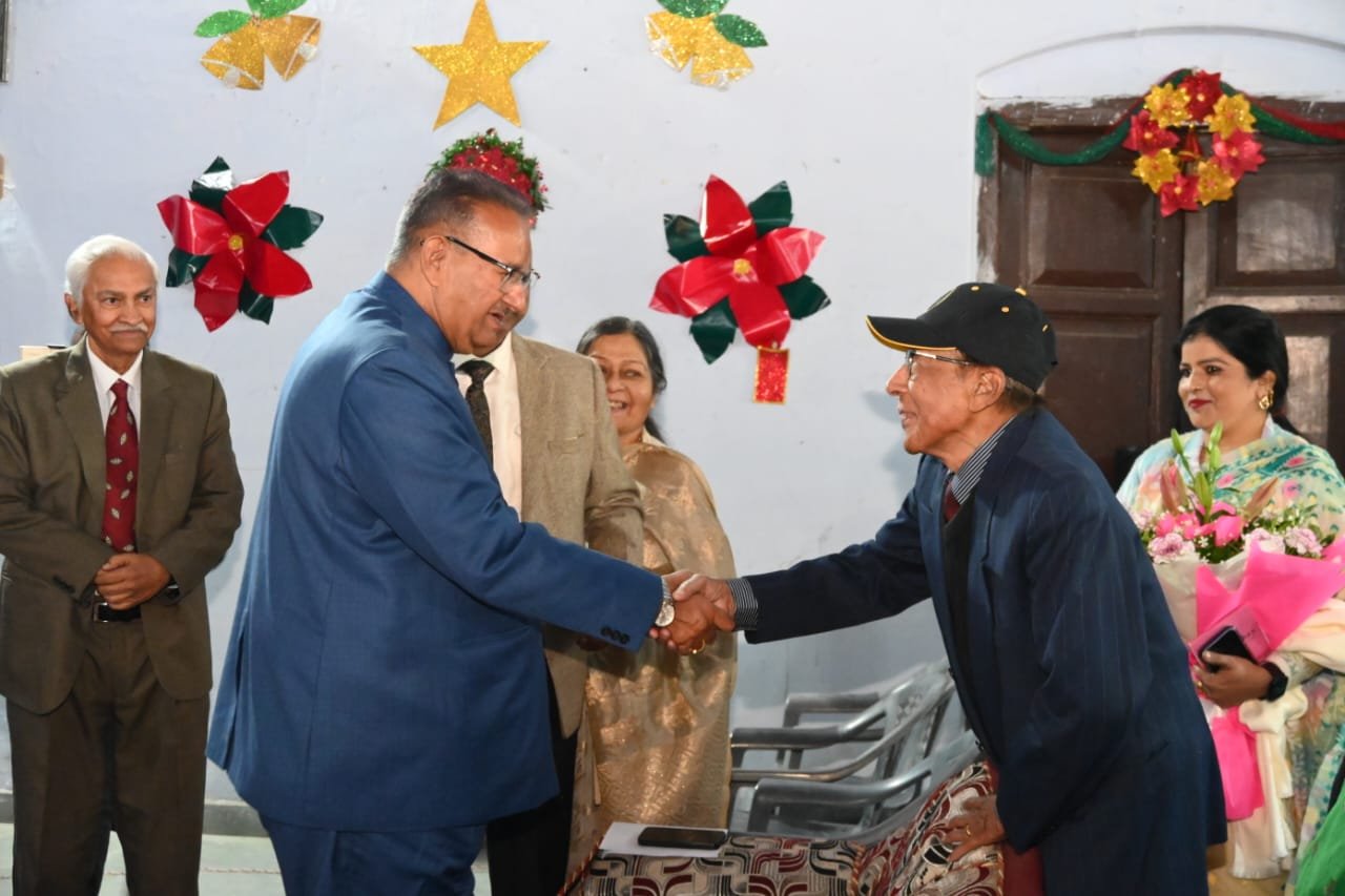 “छात्राओं की उपलब्धियों और समर्पण की प्रशंसा करते हुए वार्षिकोत्सव मंच पर सम्मान समारोह की शोभा बढ़ाते गणेश जोशी”